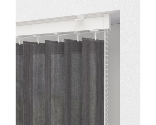 Šedá vertikální žaluzie s ovládacím řetízkem na okně