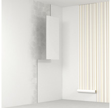 Roh místnosti s nalepenou a rozvinutou tapetou