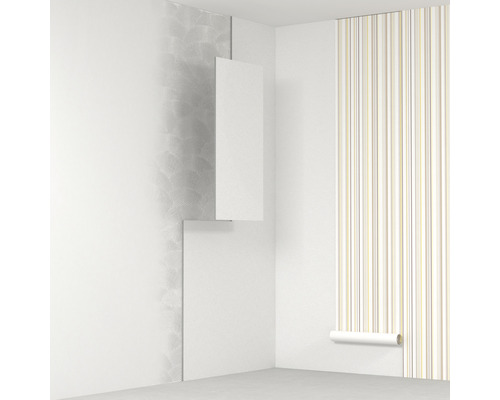 Roh místnosti s nalepenou a rozvinutou tapetou