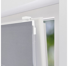 Detailní pohled na roletu na okně s držákem