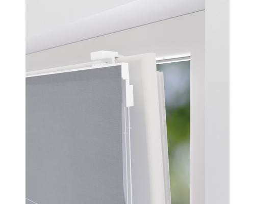 Detailní pohled na roletu na okně s držákem