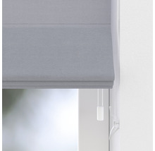 Šedá skládaná roleta v okně se stahovací šňůrkou