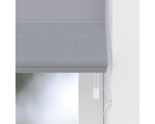Šedá skládaná roleta v okně se stahovací šňůrkou