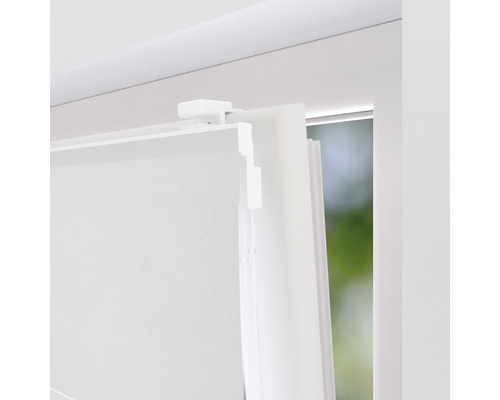 Detailní pohled na bílou roletu na okně