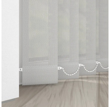 Látkové vertikální žaluzie s řetízkovým ovládáním u okna