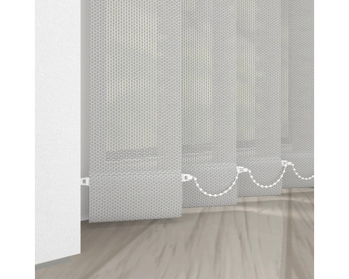 Látkové vertikální žaluzie s řetízkovým ovládáním u okna