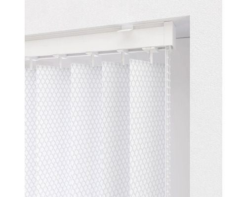 Vertikální žaluzie se závažovým řetízkem na okně