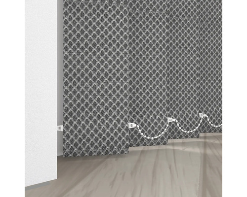 Textilní lamelové závěsy v místnosti.