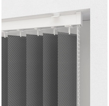 Vertikální žaluzie s texturou na okně