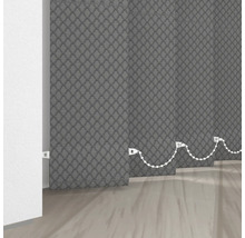 Vertikální žaluzie s textilním vzorem v místnosti