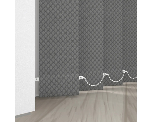 Vertikální žaluzie s textilním vzorem v místnosti