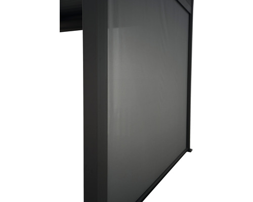 Boční markýza pro ochranu před sluncem a větrem