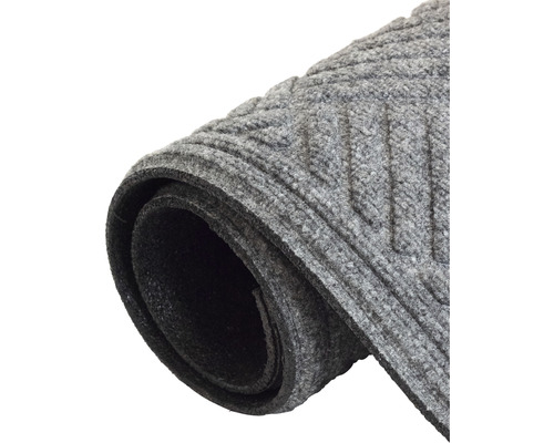 Šedá rohožka s rýhovaným vzorem, srolovaná.