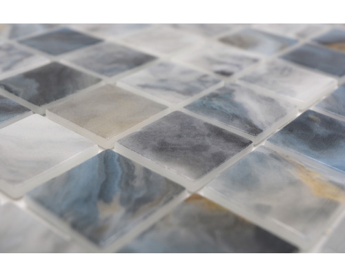 Detailní pohled na čtvercové mozaikové dlaždice