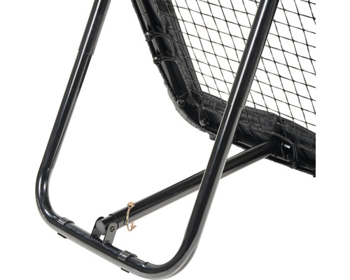 Detailní záběr míčové stěny se sítí a kovovým rámem