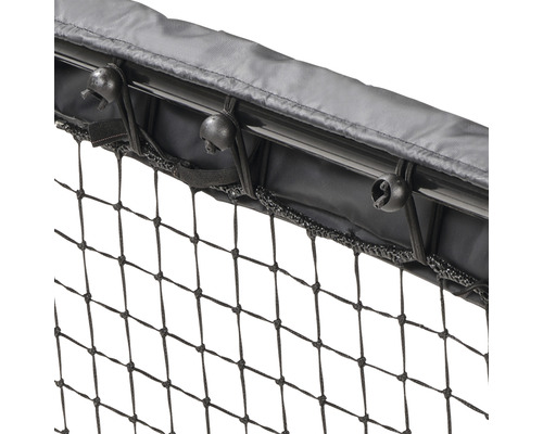 Detailní záběr záchytné sítě na míče s upevňovacími prvky.