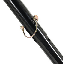 Detailní záběr černé teleskopické tyče s pojistným kolíkem pro nastavení výšky.