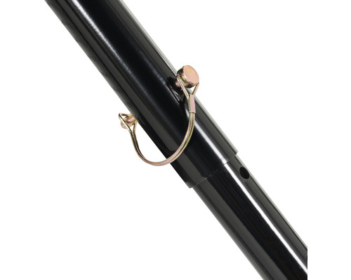 Detailní záběr černé teleskopické tyče s pojistným kolíkem pro nastavení výšky.