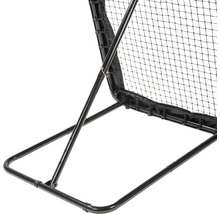 Detailní záběr míčové stěny s ocelovým rámem a sítí