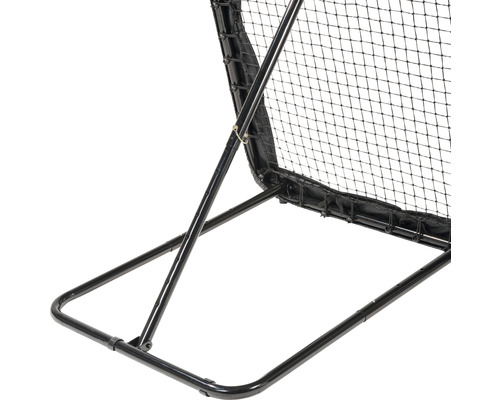 Detailní záběr míčové stěny s ocelovým rámem a sítí