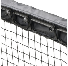 Detailní pohled na trampolínovou síť s upevněním