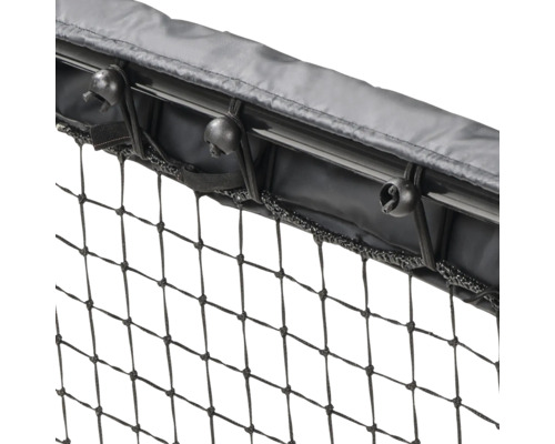 Detailní pohled na trampolínovou síť s upevněním