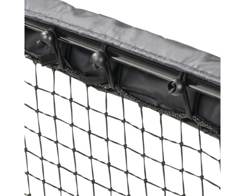 Detailní pohled na síť s upevňovacími prvky na tyči