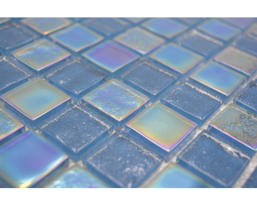 Detailní záběr světle modrých mozaikových dlaždic