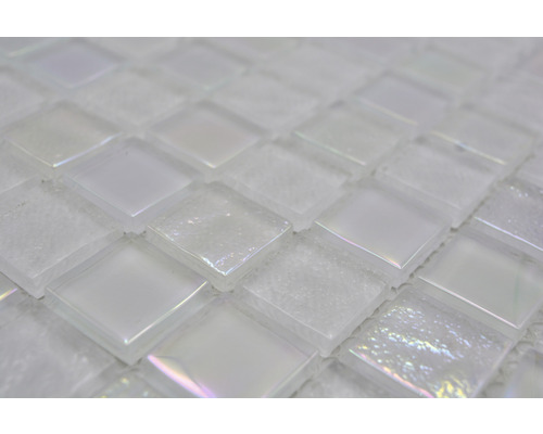 Detailní záběr bílé skleněné mozaikové dlaždice.