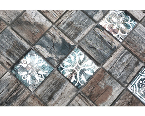 Mozaikové dlaždice s imitací dřeva a ornamenty