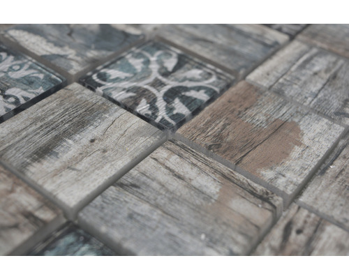 Detailní pohled na mozaikovou dlaždici s vzhledem dřeva a vzoru