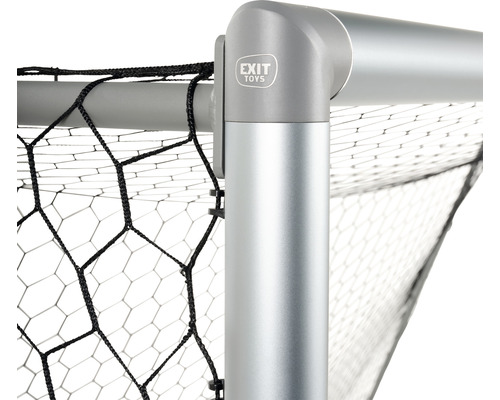 Detail fotbalové branky se sítí a logem Exit Toys