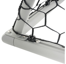 Detail fotbalové branky se sítí a kovovým rámem