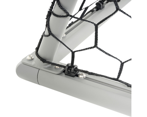 Detail fotbalové branky se sítí a kovovým rámem