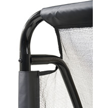 Detailní pohled na záchytnou síť na míče s černým rámem