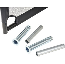 Detailní pohled na trampolínu s zemními kotvami a tyčemi