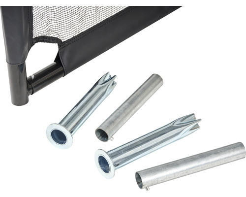 Detailní pohled na trampolínu s zemními kotvami a tyčemi