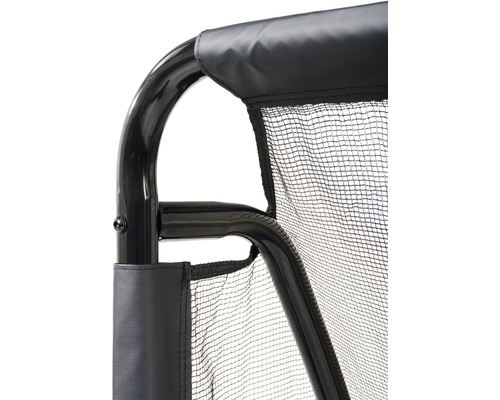 Detail sportovní sítě s černým rámem