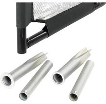 Detailní pohled na černou bezpečnostní branku se stříbrnými zemními pouzdry