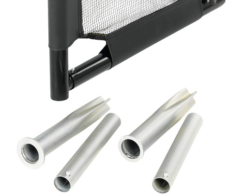 Detailní pohled na černou bezpečnostní branku se stříbrnými zemními pouzdry