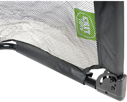 Detailní pohled na dětskou cestovní postýlku se sítí a logem EXIT