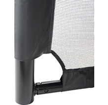 Detailní pohled na záchytnou síť s černou sítí a kovovým rámem