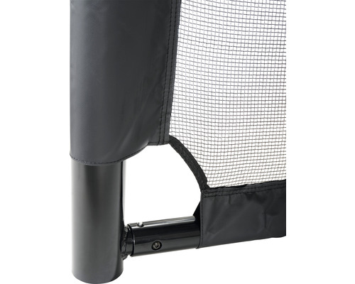 Detailní pohled na záchytnou síť s černou sítí a kovovým rámem