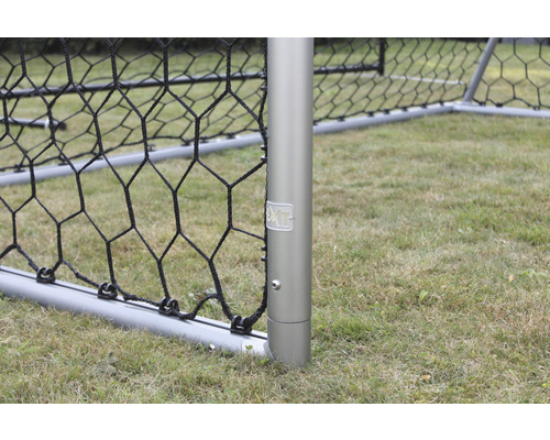 Detailní pohled na fotbalovou branku se sítí a logem EXIT.