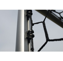 Detailní pohled na upevňovací klip fotbalové sítě na tyči branky