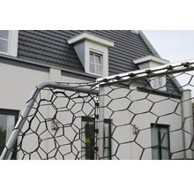 Detailní pohled na fotbalovou branku se sítí před domem