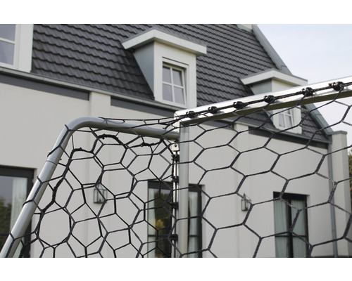 Detailní pohled na fotbalovou branku se sítí před domem