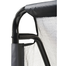 Detailní záběr sítě na zachytávání míčků s černým rámem.