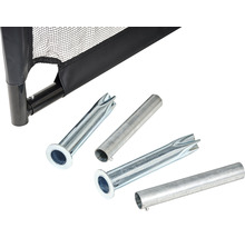 Detailní pohled na bezpečnostní plot s pozemními kotvami