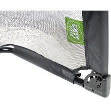 Detailní pohled na dětskou postýlku se sítí a logem značky